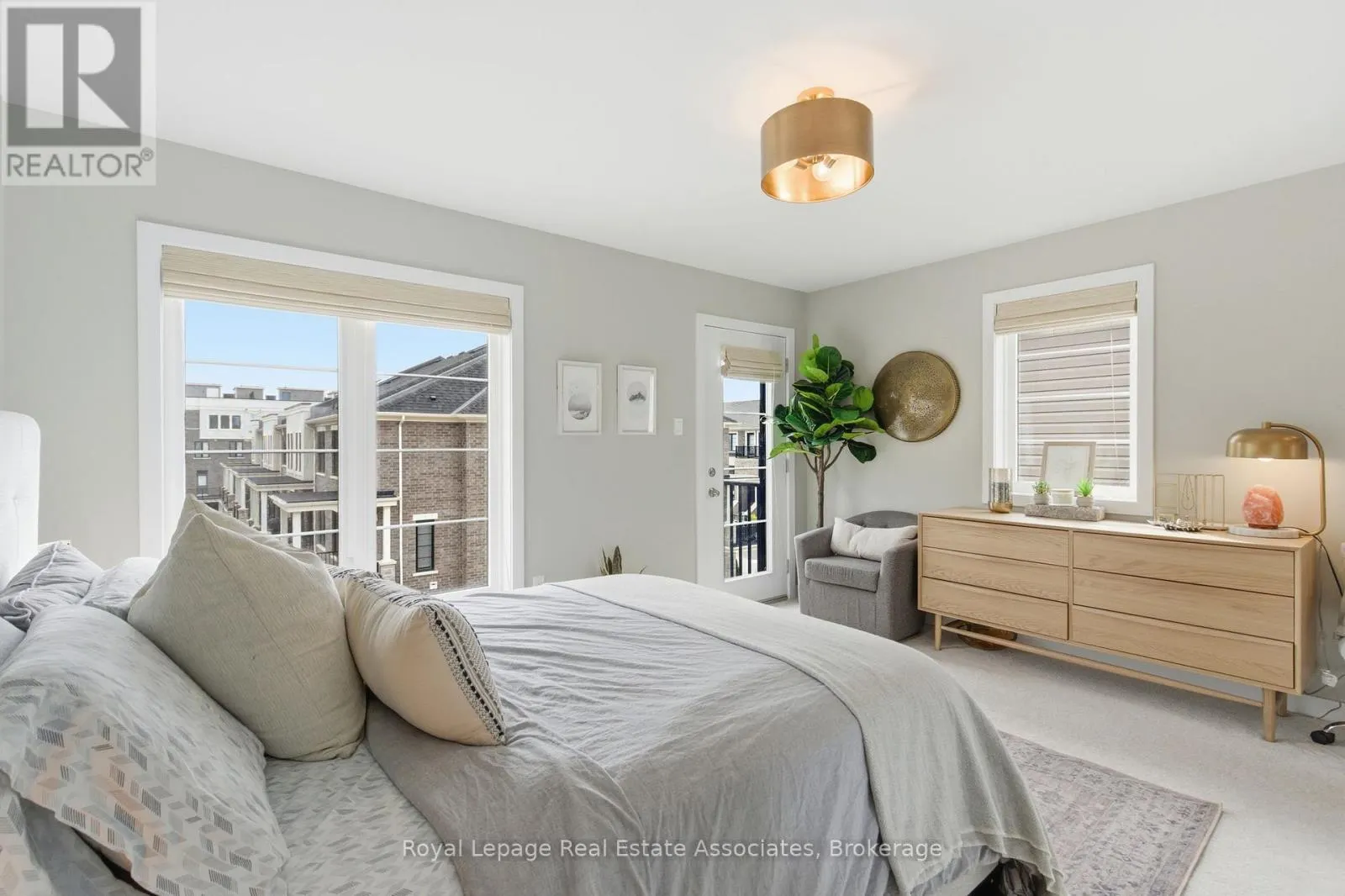 7 - 383 DUNDAS STREET E