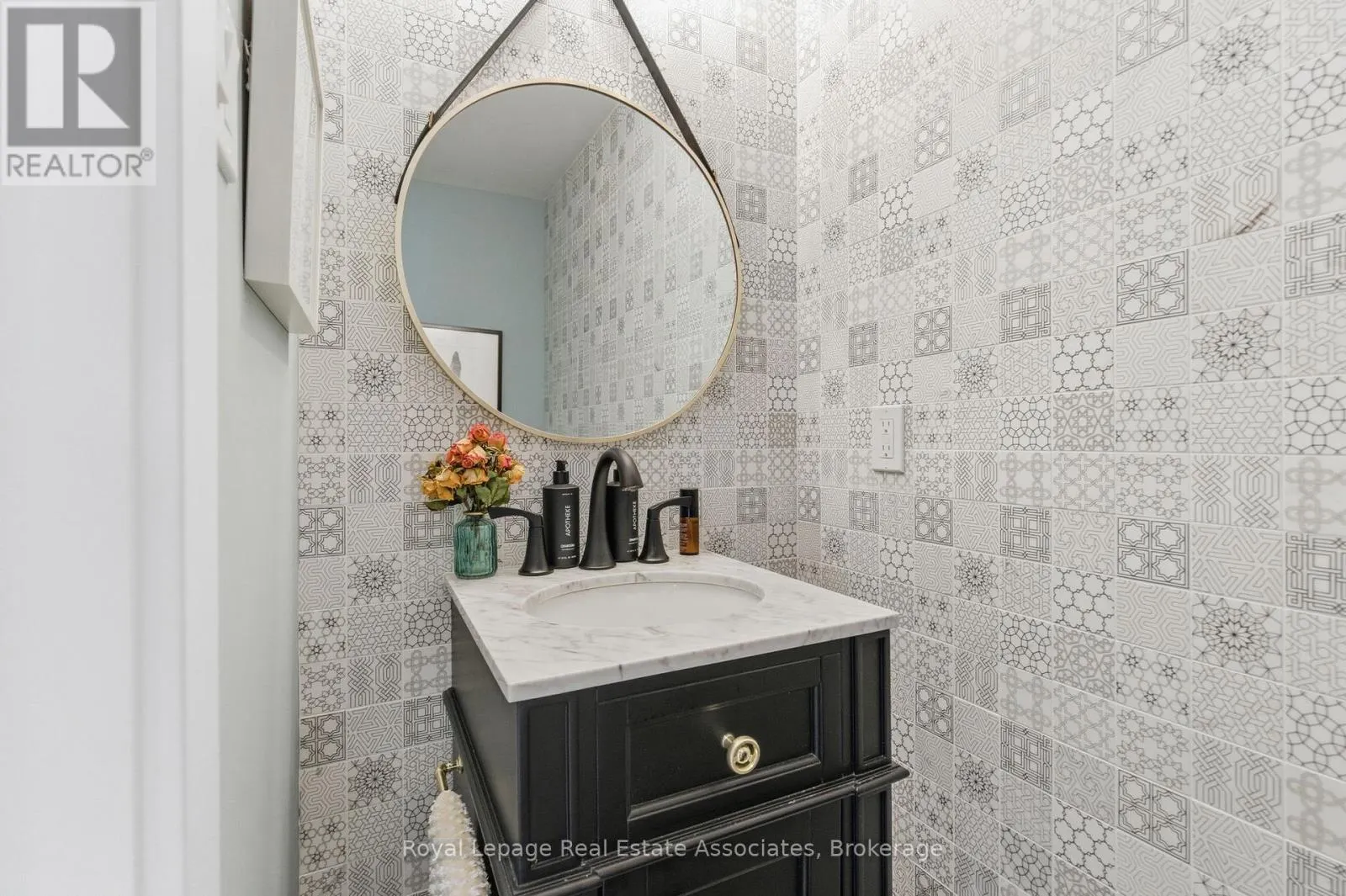 7 - 383 DUNDAS STREET E