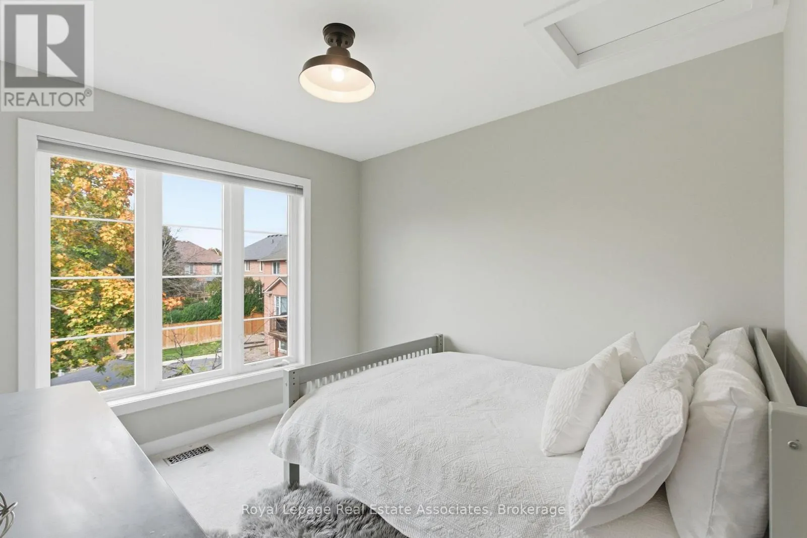 7 - 383 DUNDAS STREET E