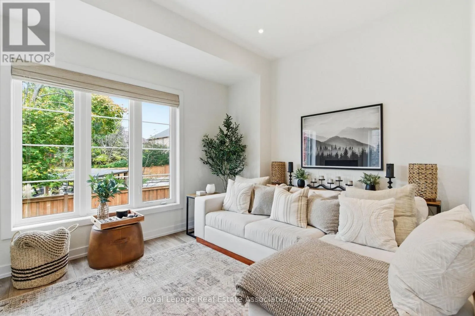 7 - 383 DUNDAS STREET E