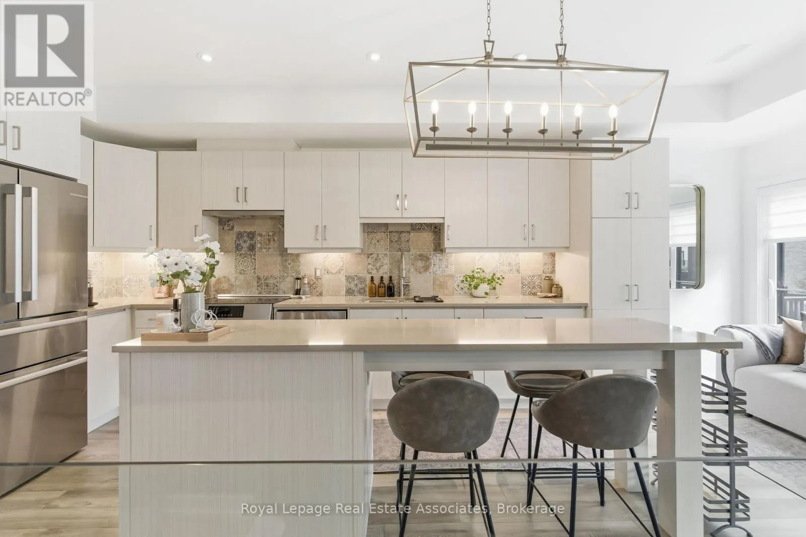 7 - 383 DUNDAS STREET E