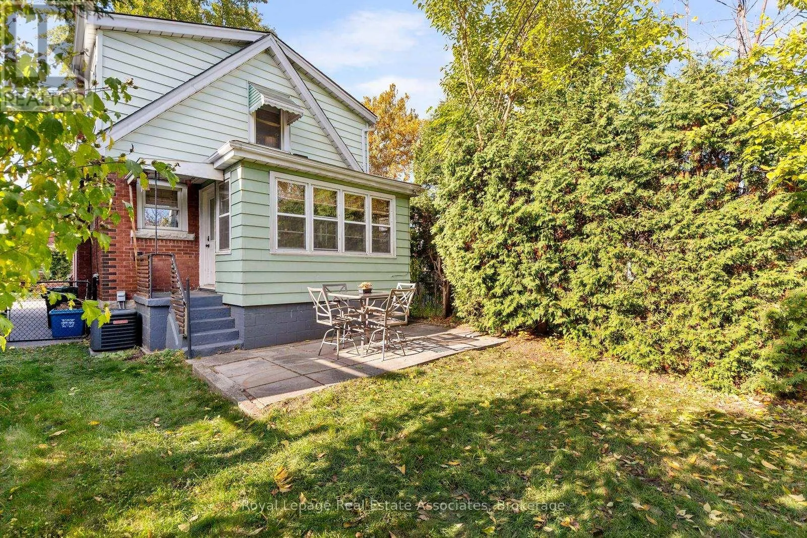 263 HOUGHTON AVENUE S