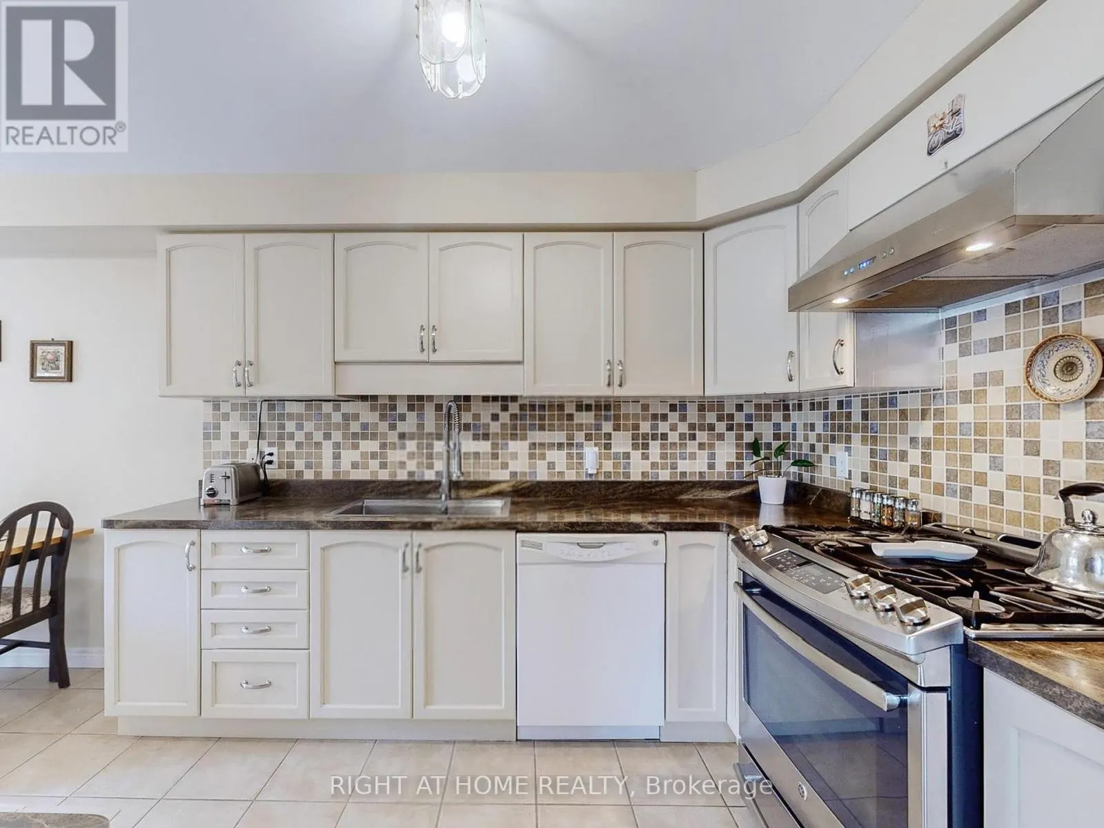 124 PEACHWOOD CRESCENT