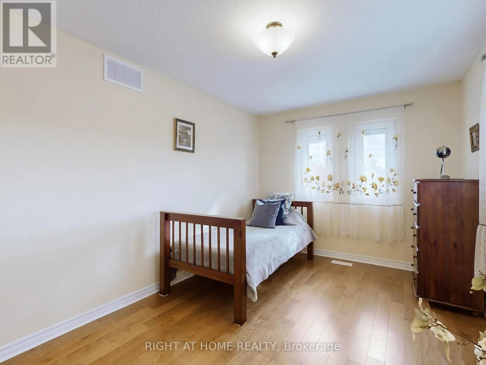 124 PEACHWOOD CRESCENT