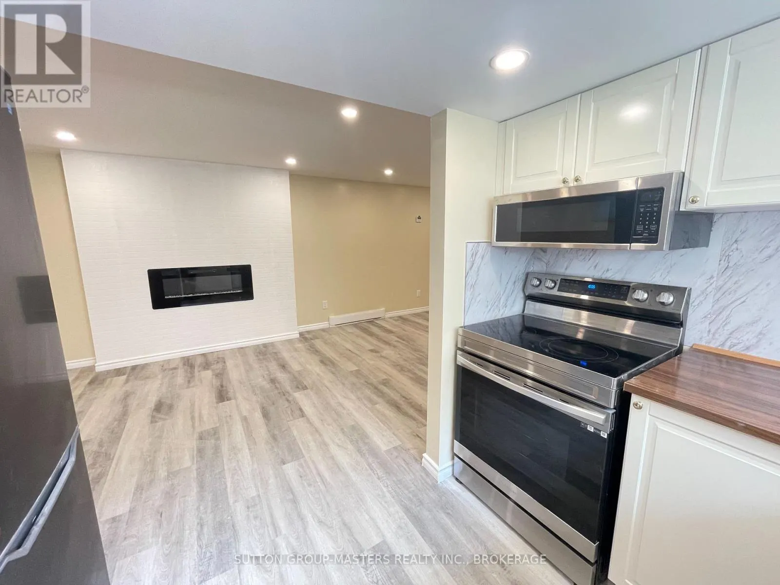 2 - 248 MCLELLAN COURT, #2