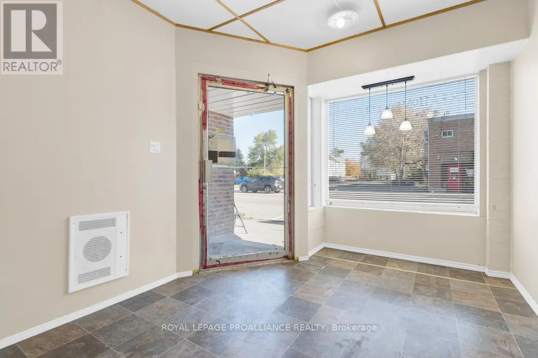 208 VICTORIA STREET N