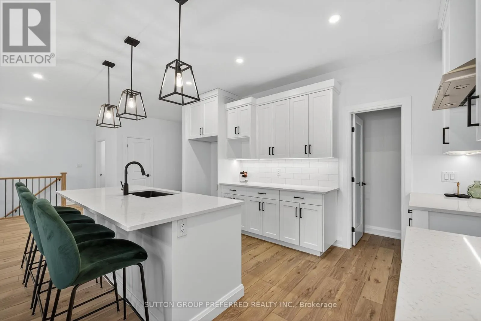 22 - 175 GLENGARIFF DRIVE, #22