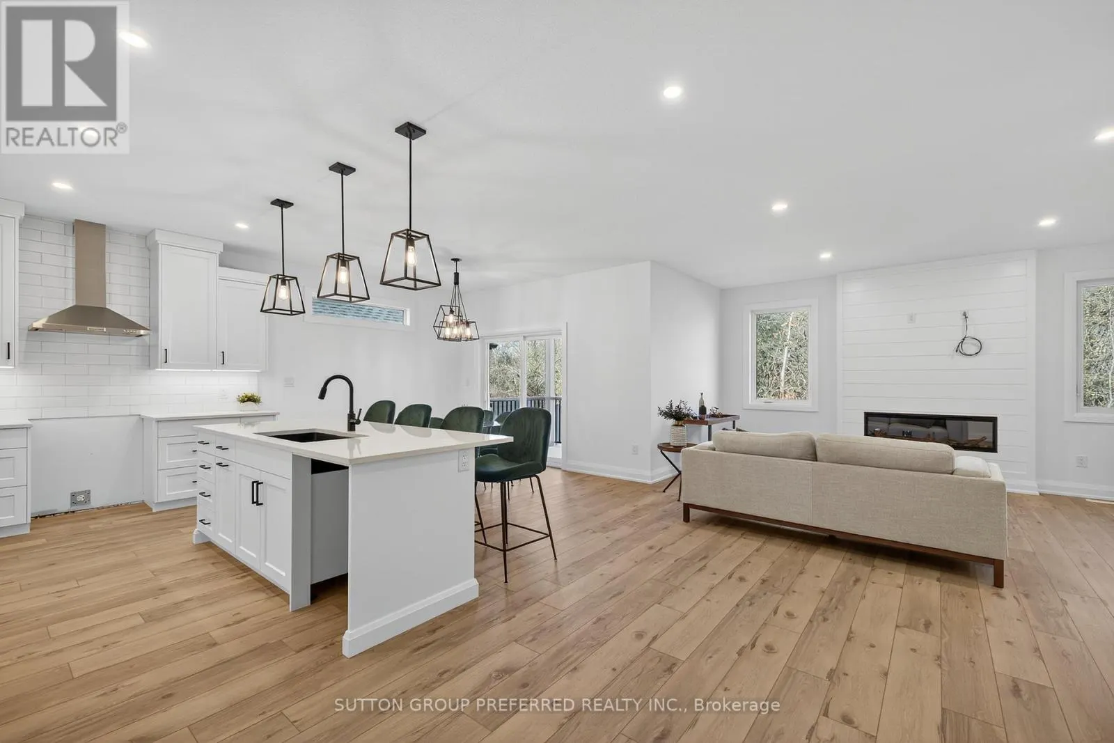 22 - 175 GLENGARIFF DRIVE, #22