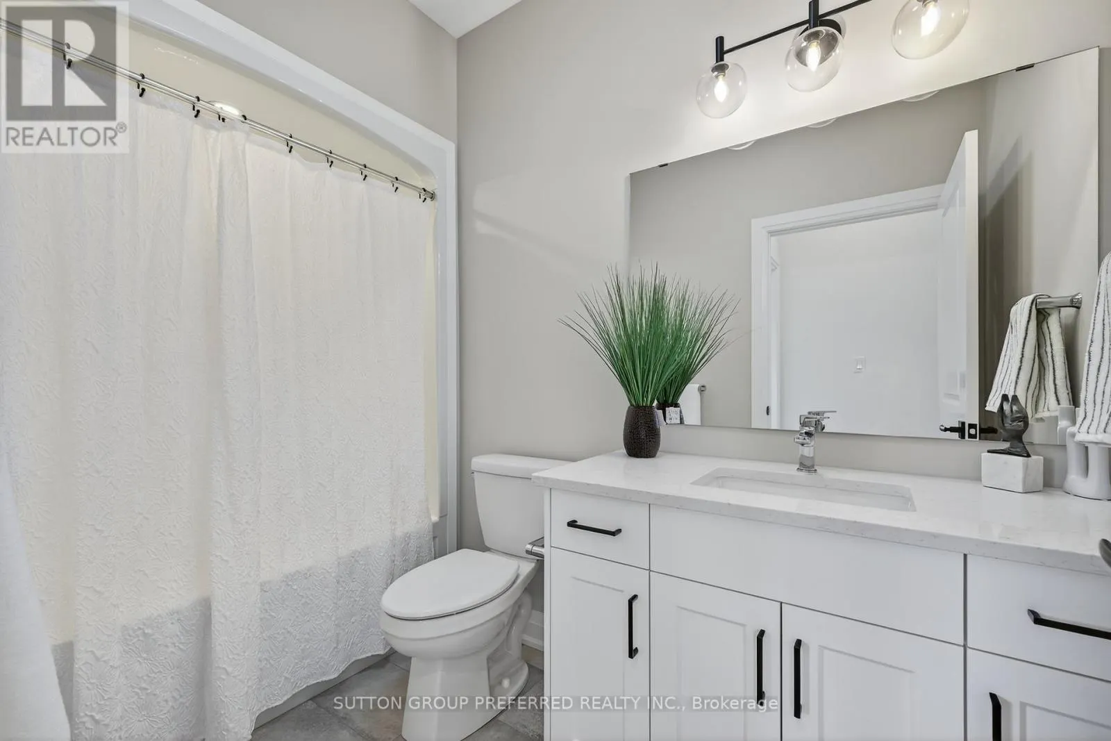 22 - 175 GLENGARIFF DRIVE, #22