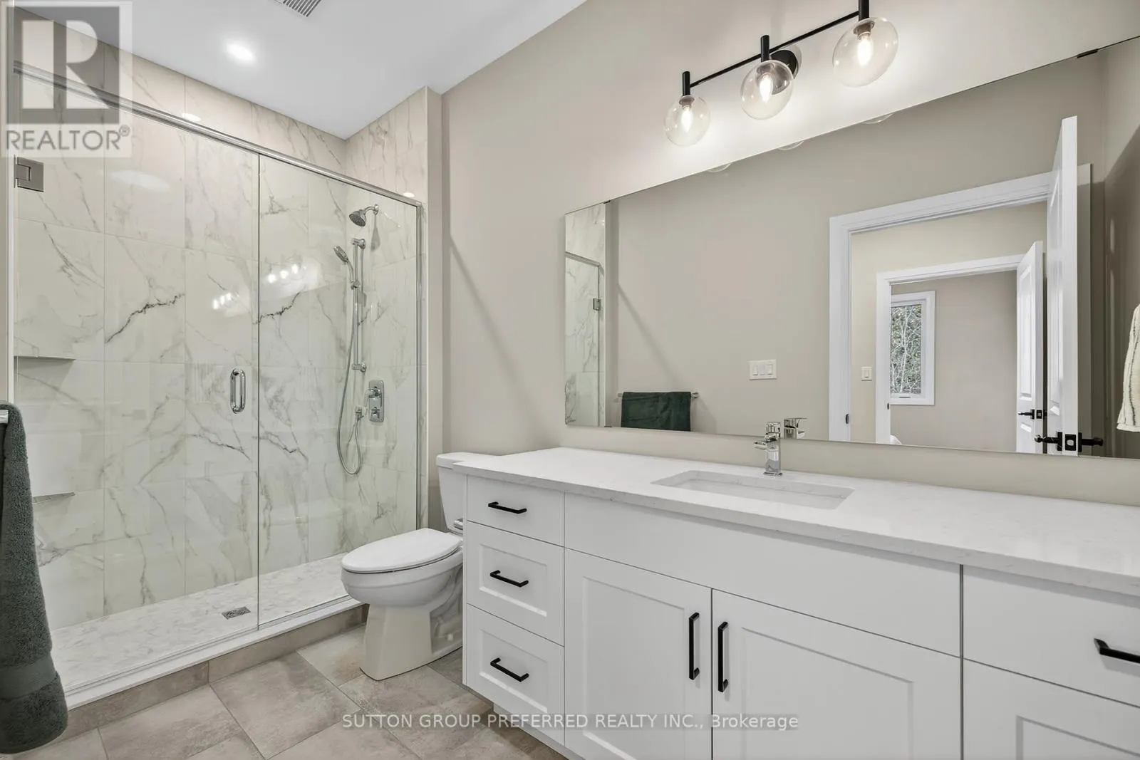 22 - 175 GLENGARIFF DRIVE, #22