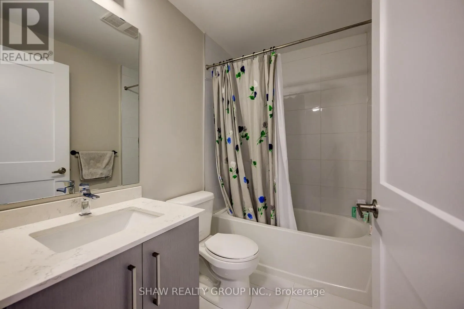 1015 - 15 QUEEN STREET S