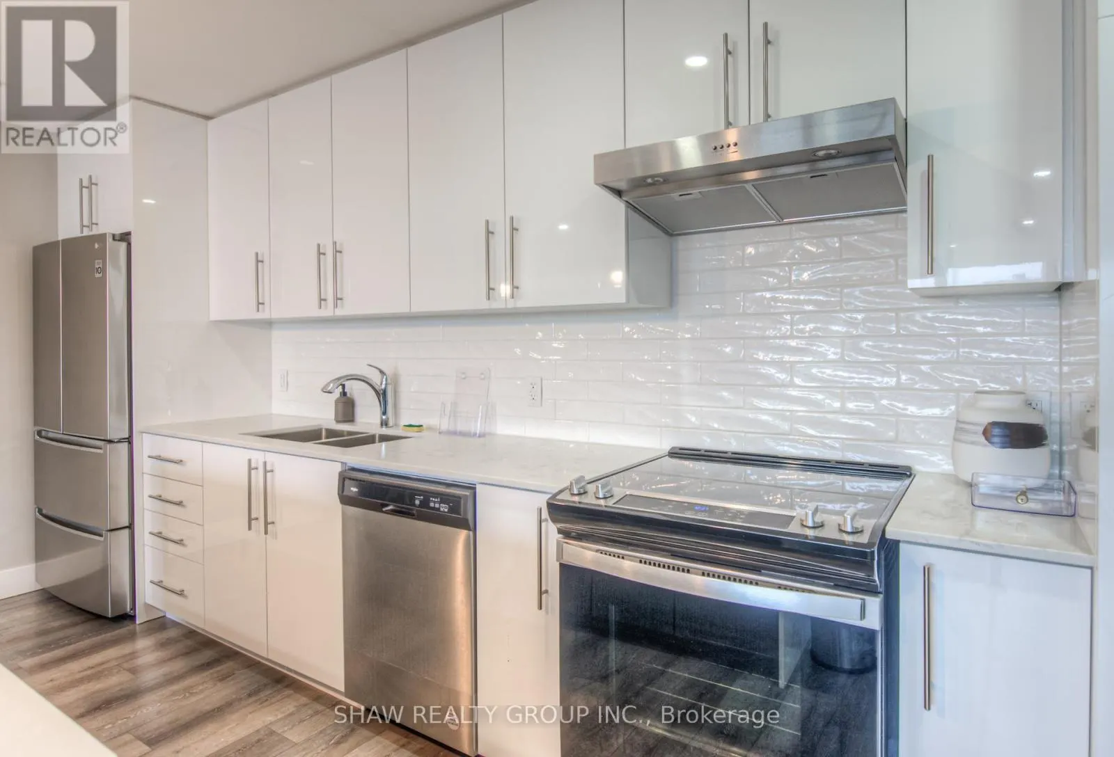 1015 - 15 QUEEN STREET S