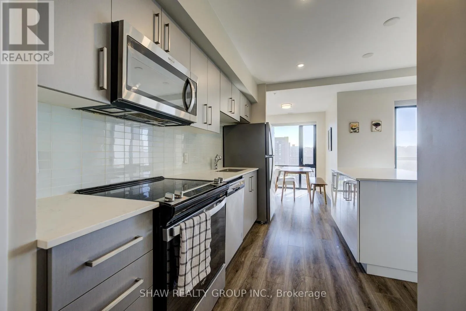 1015 - 15 QUEEN STREET S