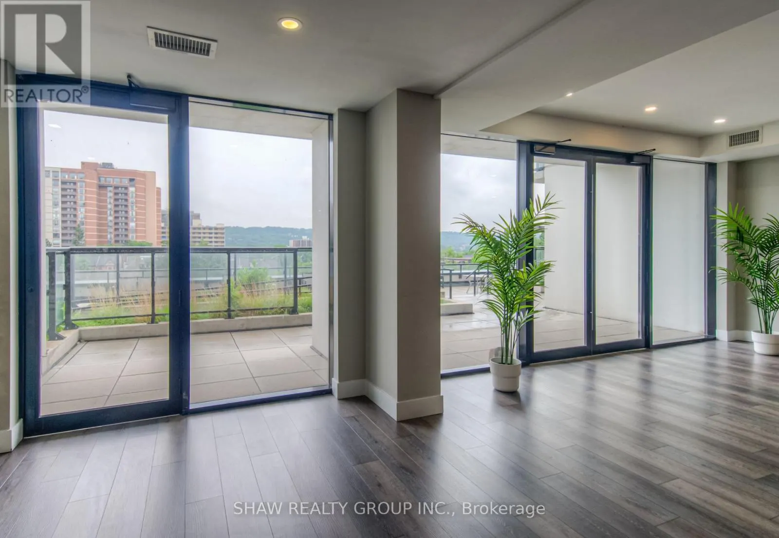 1015 - 15 QUEEN STREET S