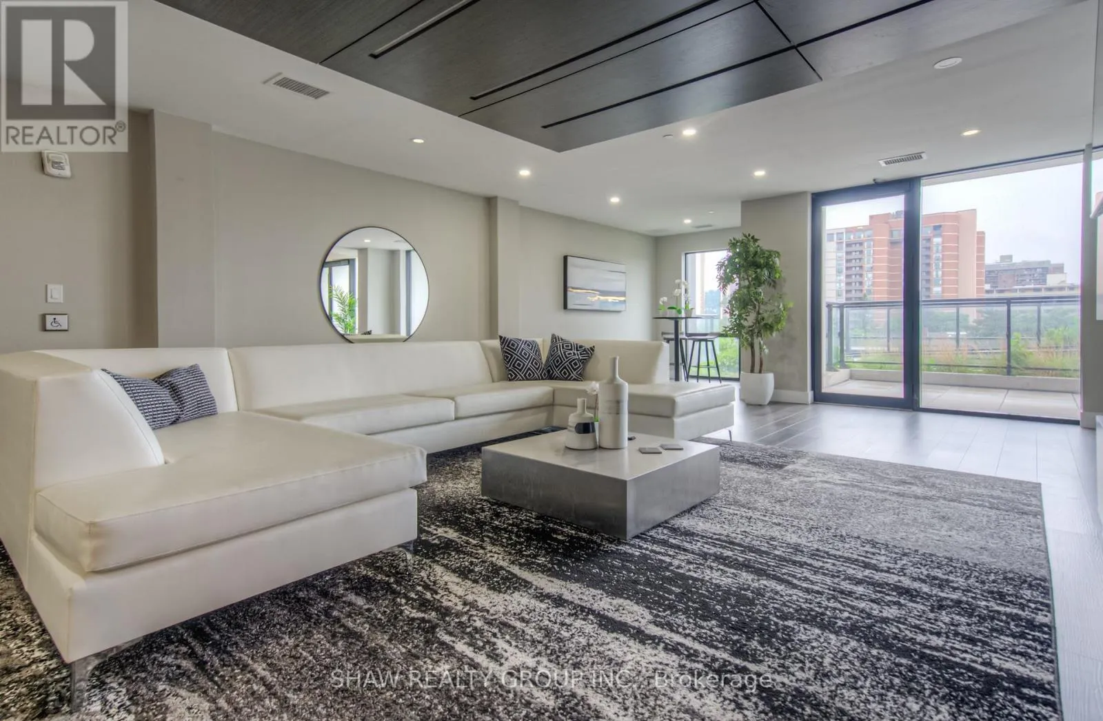 1015 - 15 QUEEN STREET S