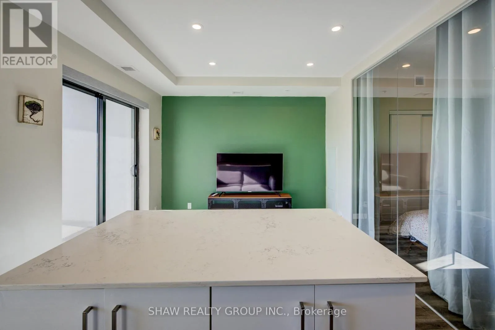 1015 - 15 QUEEN STREET S