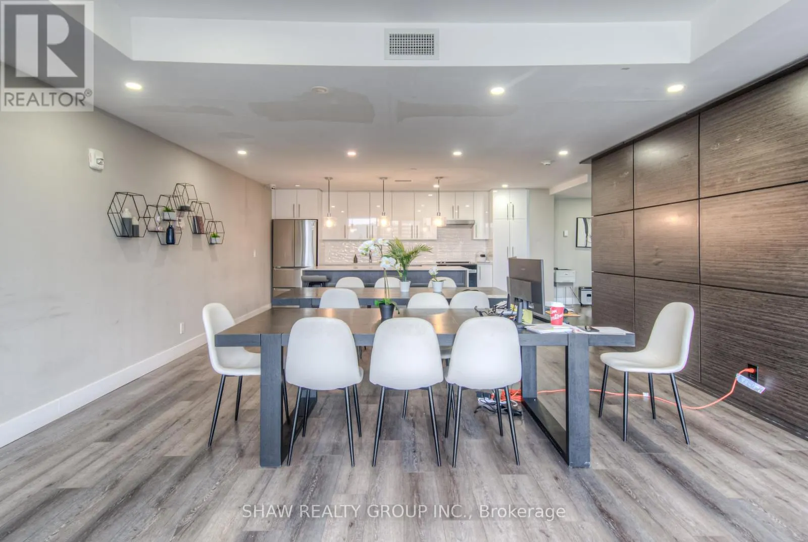 1015 - 15 QUEEN STREET S