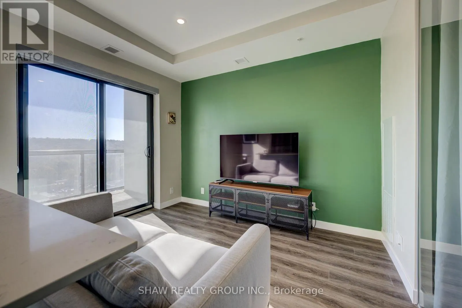 1015 - 15 QUEEN STREET S