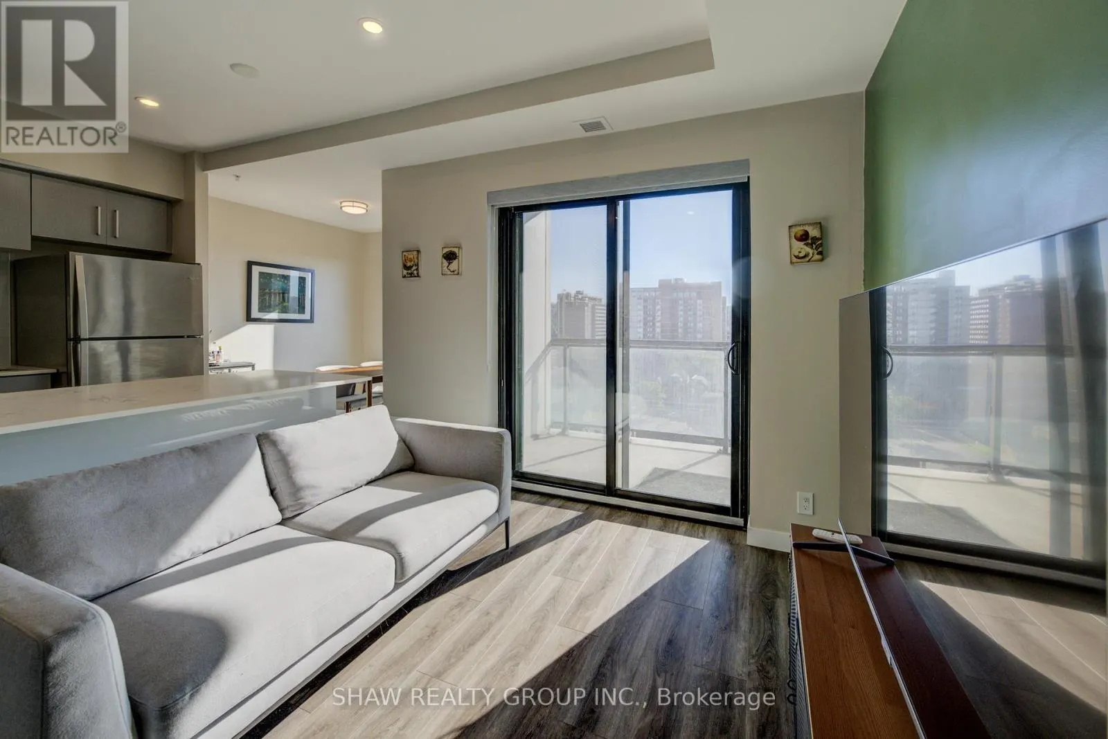 1015 - 15 QUEEN STREET S