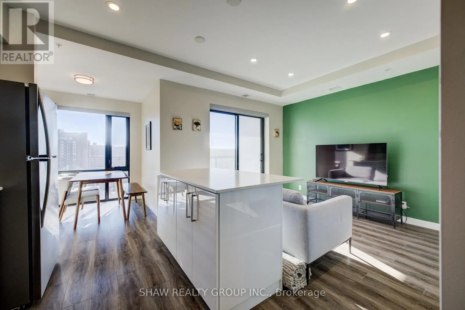 1015 - 15 QUEEN STREET S