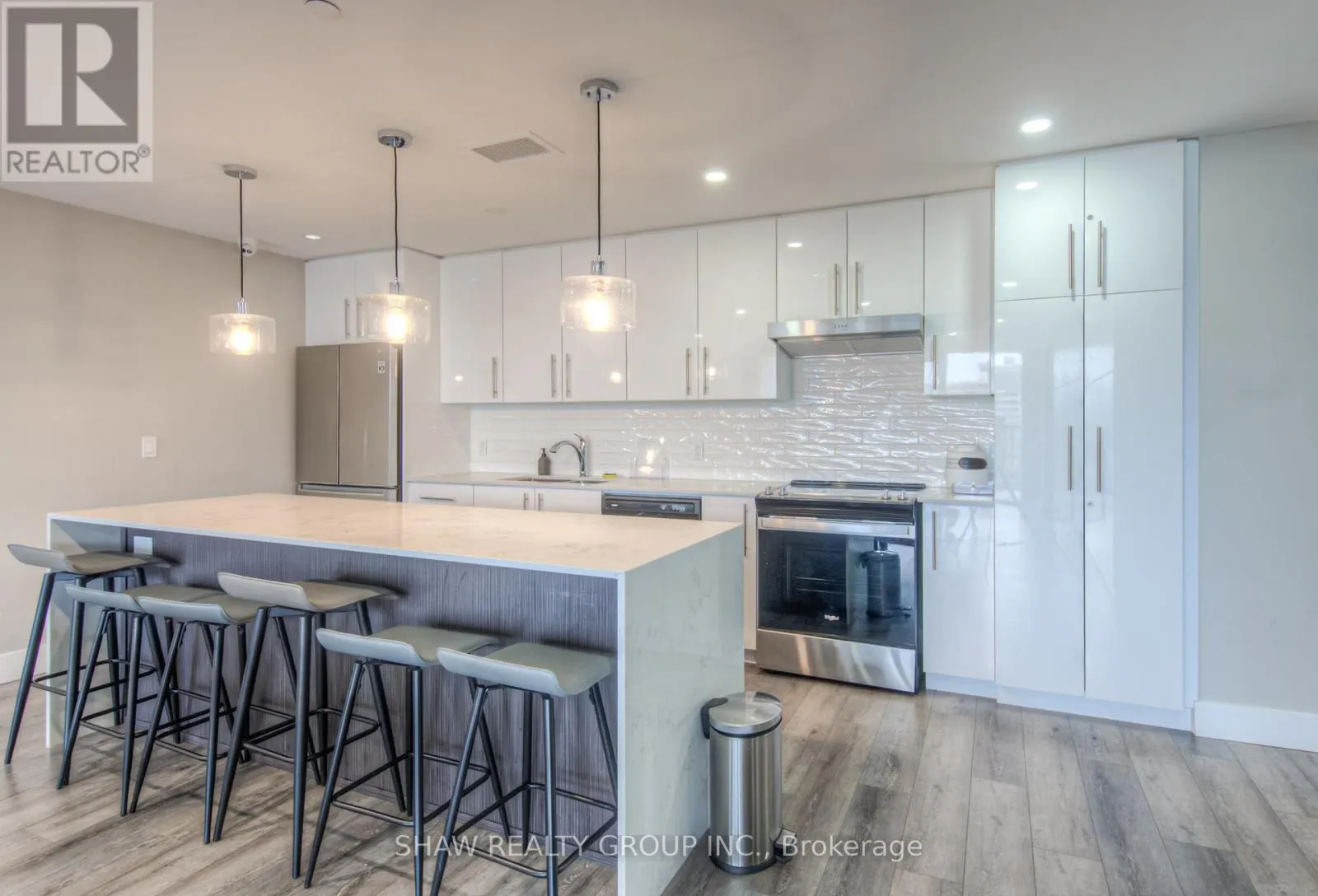 1015 - 15 QUEEN STREET S