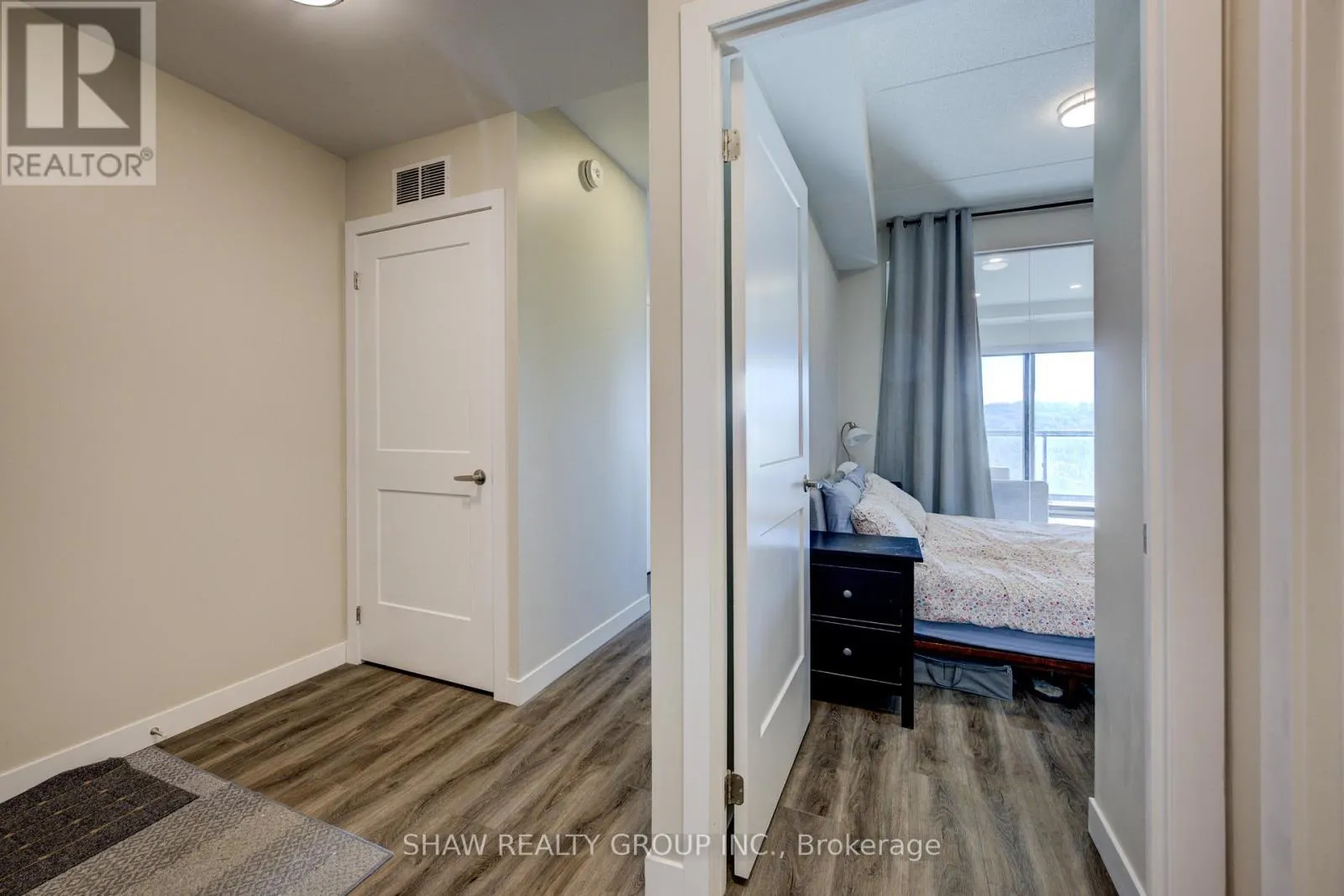 1015 - 15 QUEEN STREET S