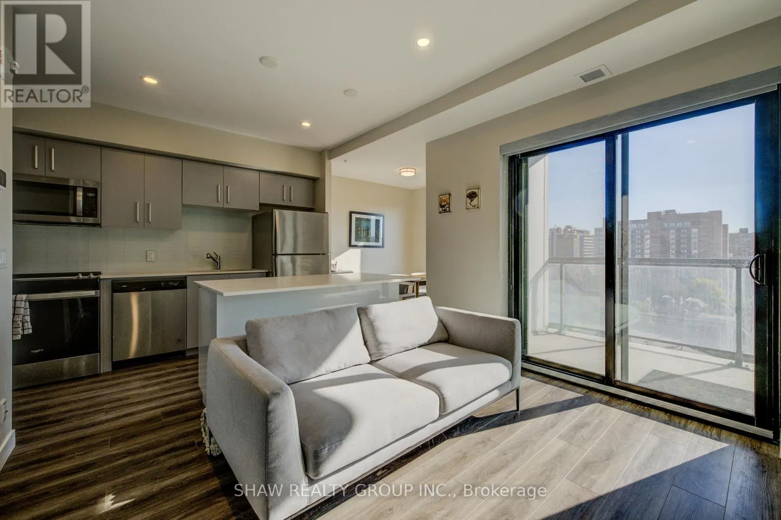 1015 - 15 QUEEN STREET S