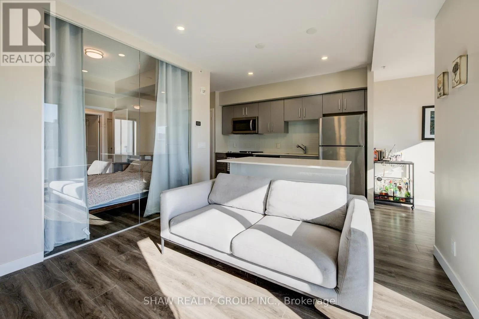 1015 - 15 QUEEN STREET S