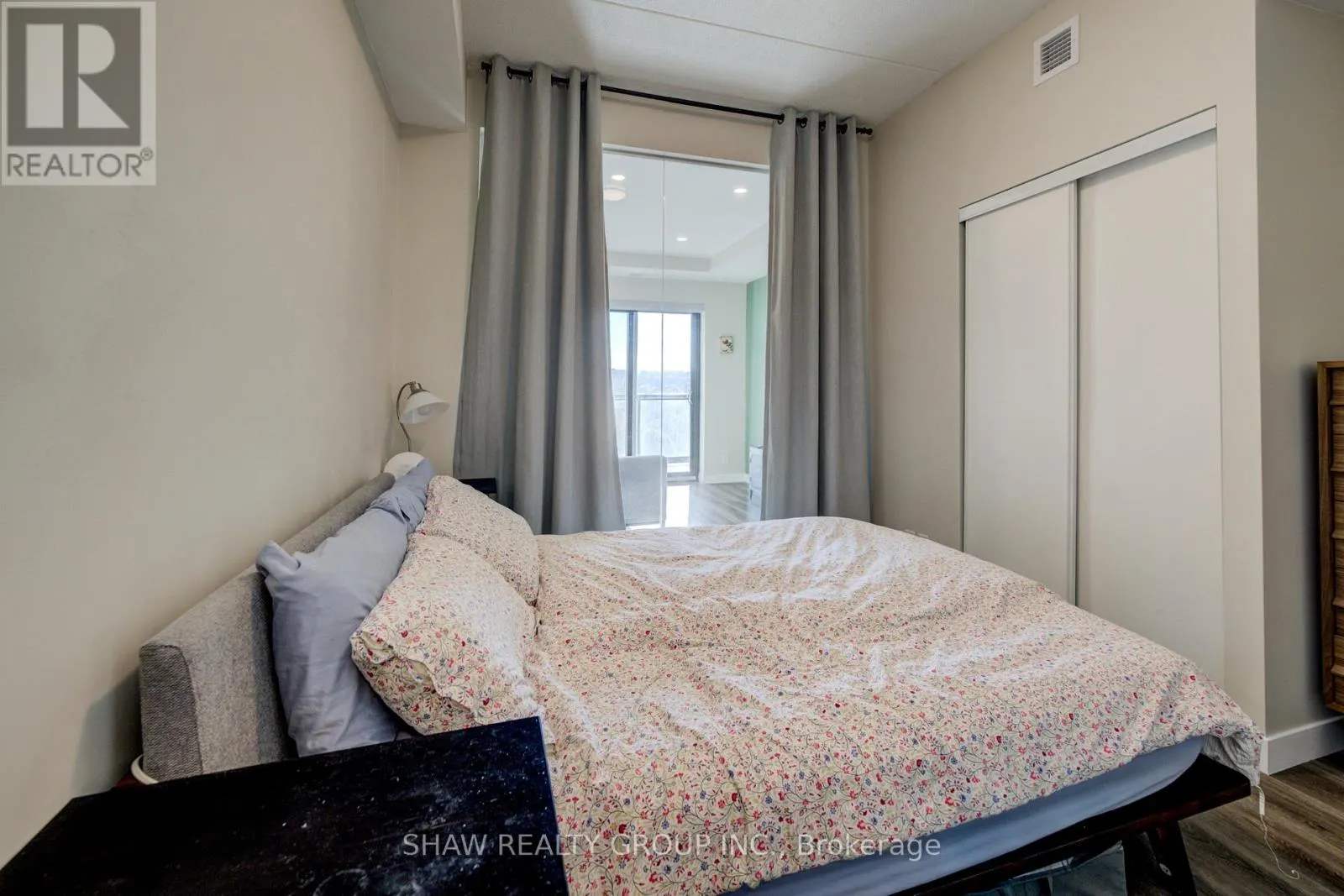 1015 - 15 QUEEN STREET S