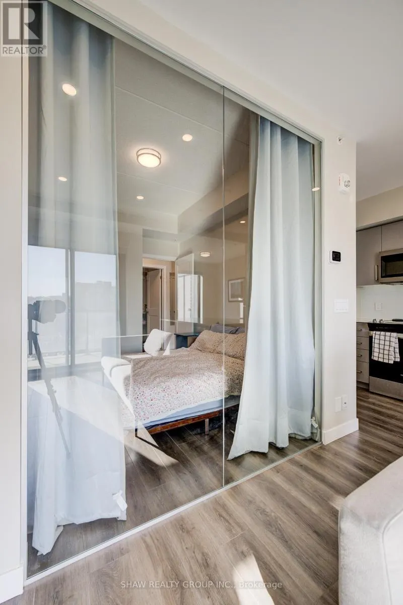 1015 - 15 QUEEN STREET S