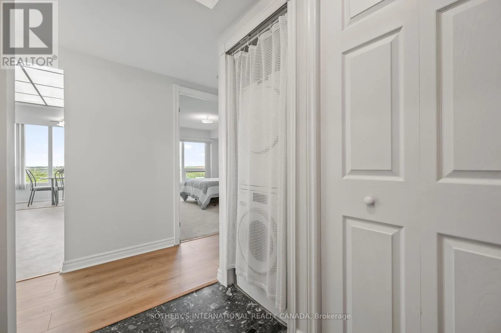 1003 - 237 KING STREET W