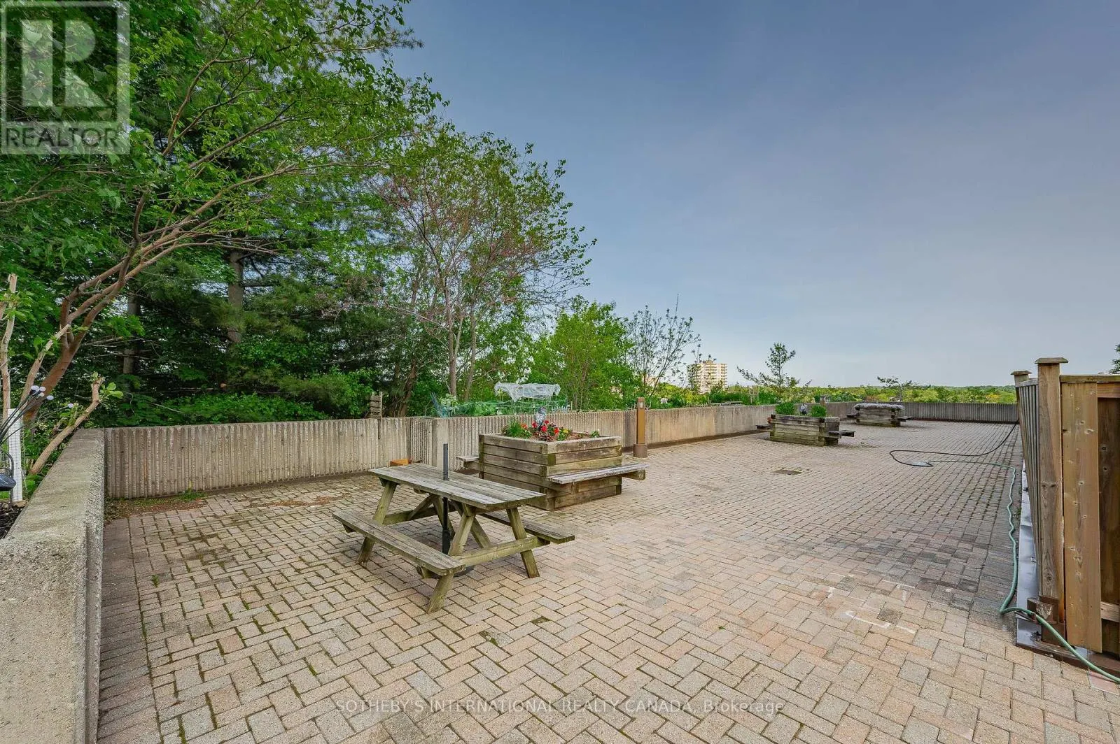 1003 - 237 KING STREET W