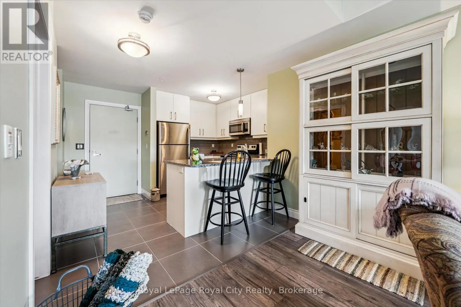 202 - 106 BARD BOULEVARD, #202