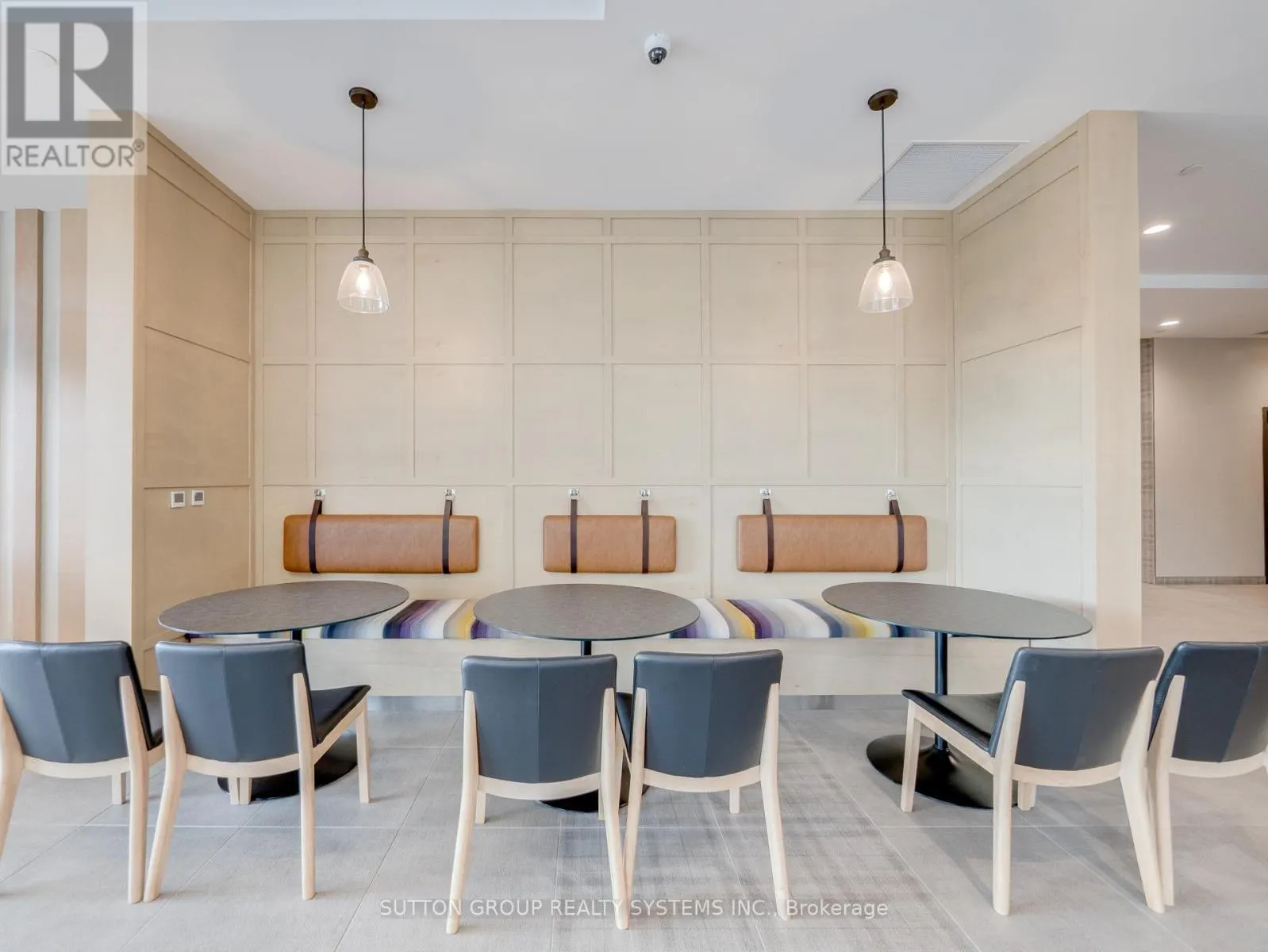 404 - 108 GARMENT STREET