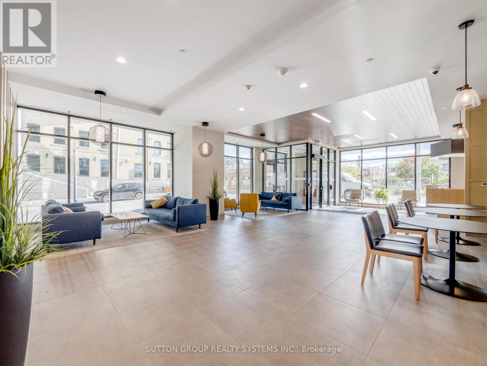 404 - 108 GARMENT STREET