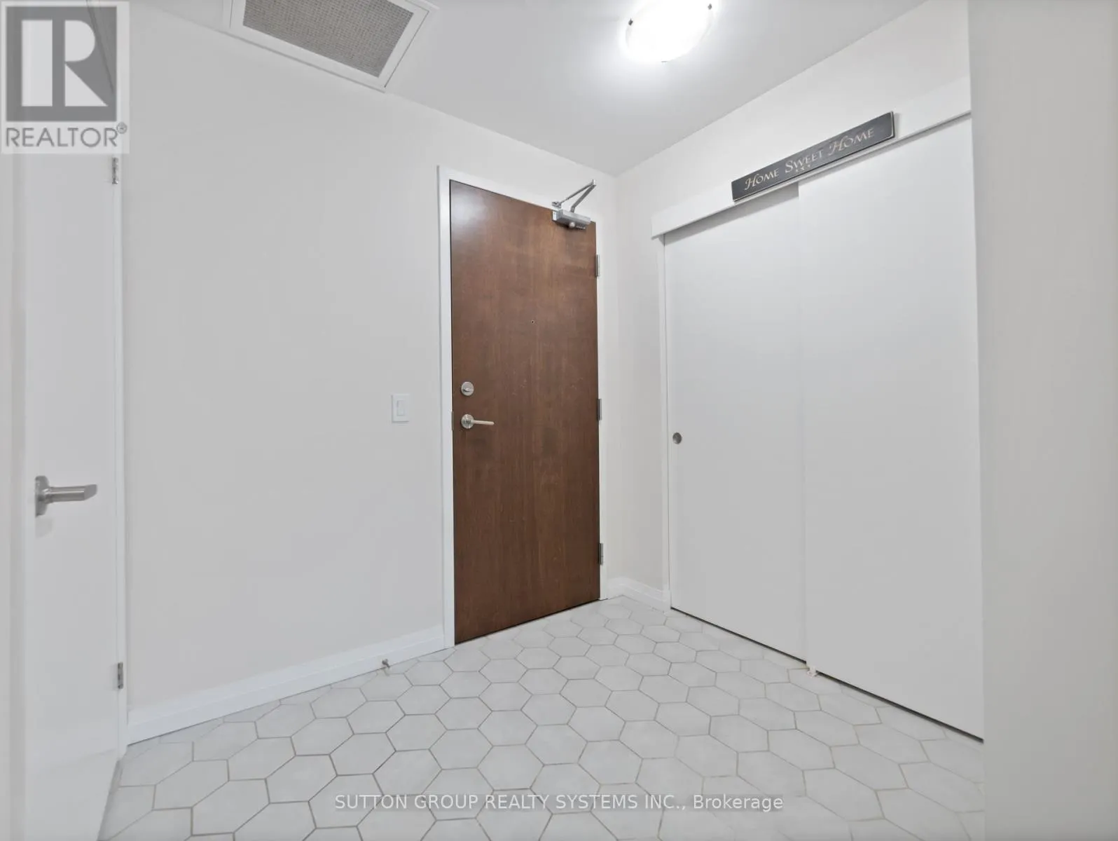 404 - 108 GARMENT STREET