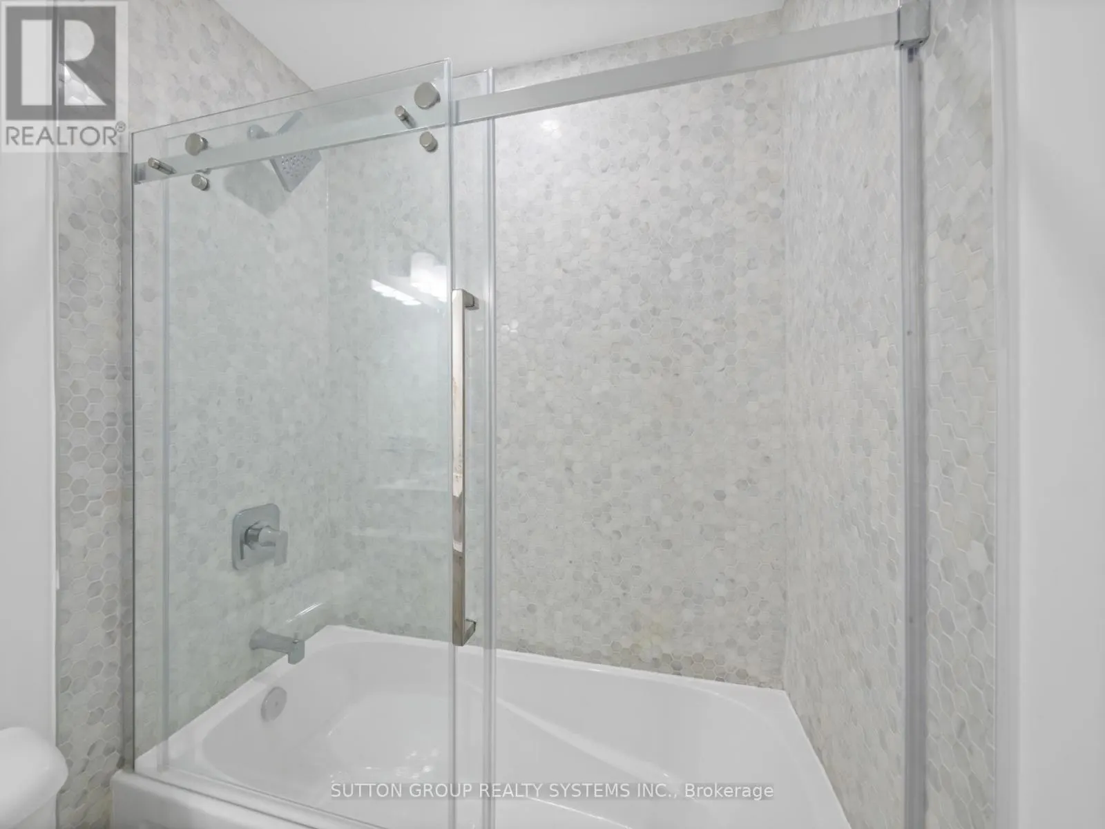 404 - 108 GARMENT STREET