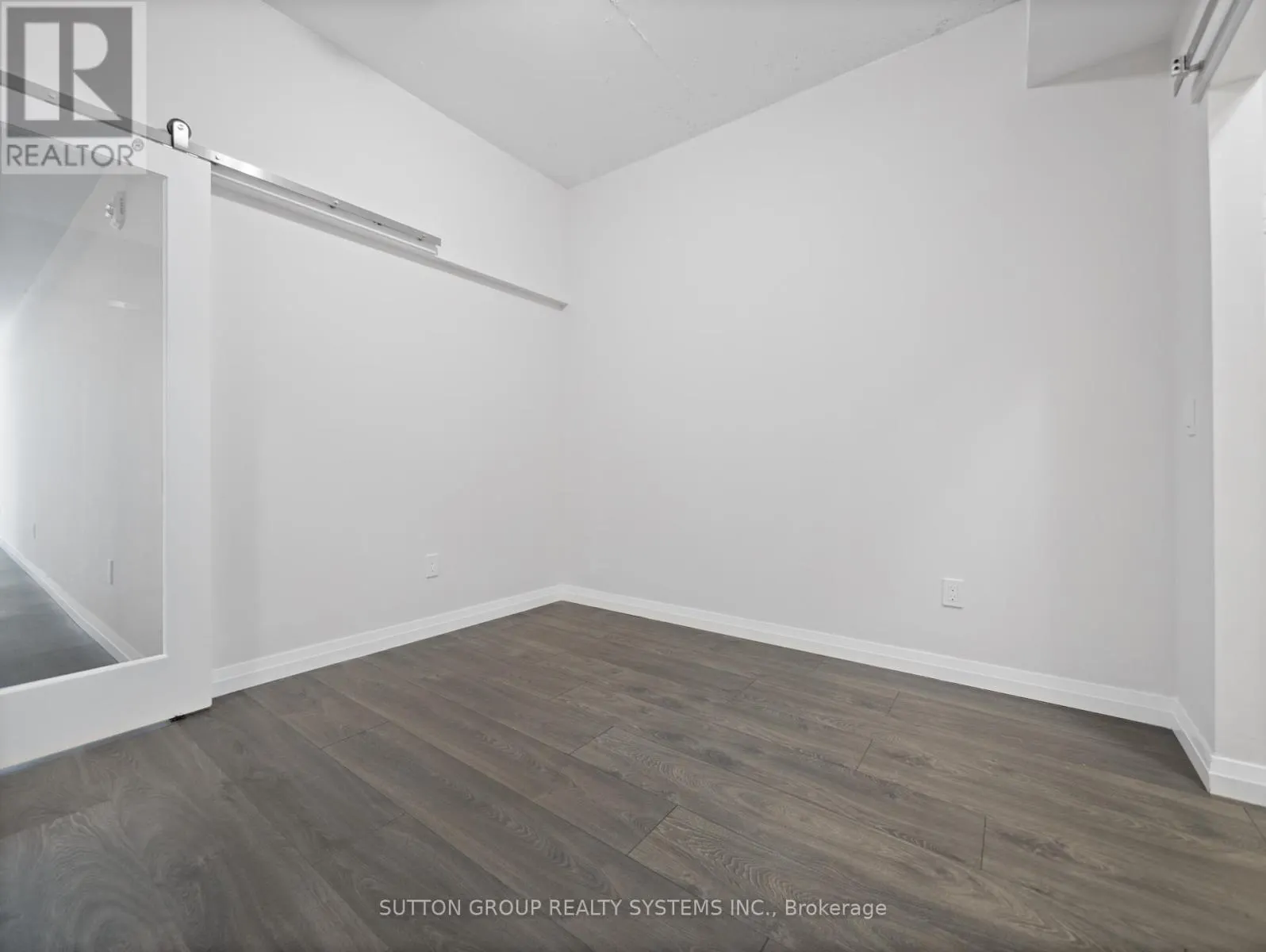 404 - 108 GARMENT STREET