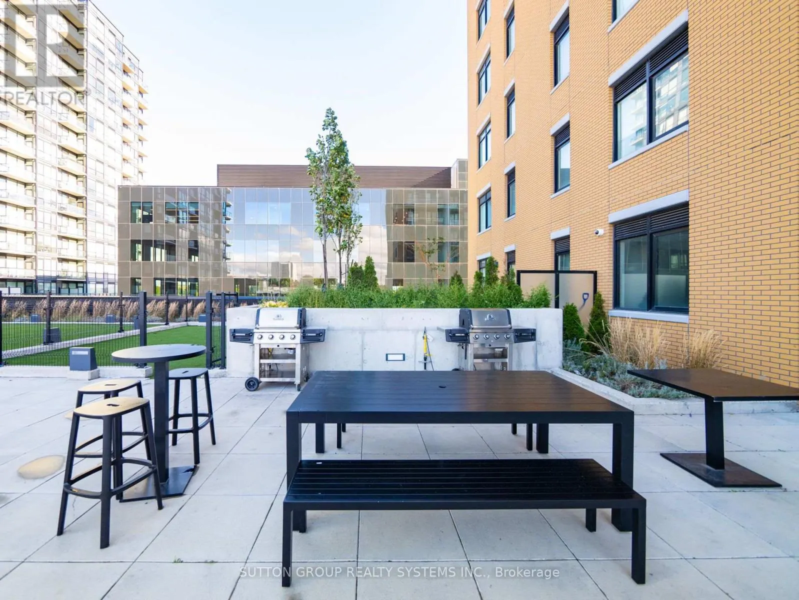 404 - 108 GARMENT STREET