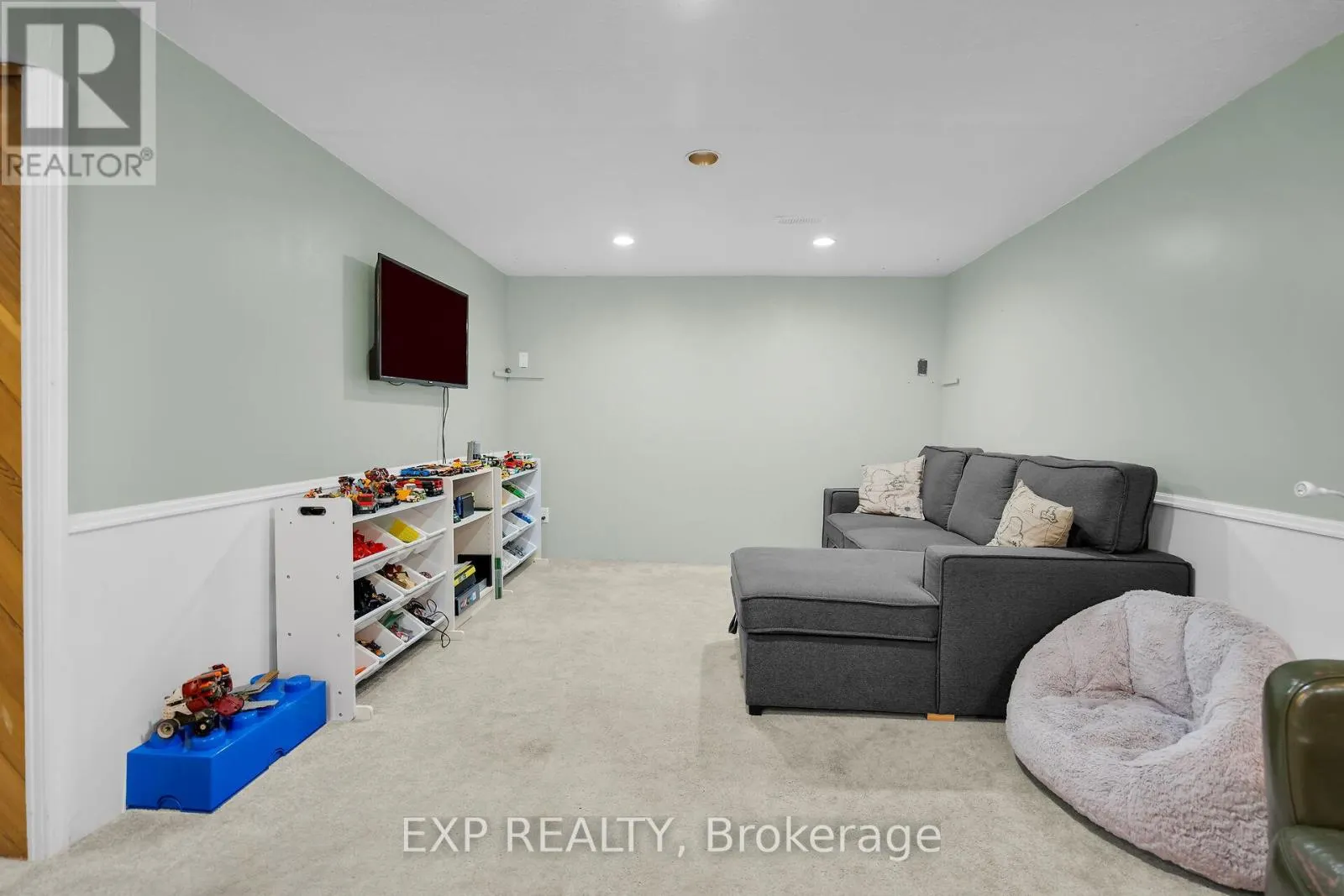 61 LARKSPUR CRESCENT