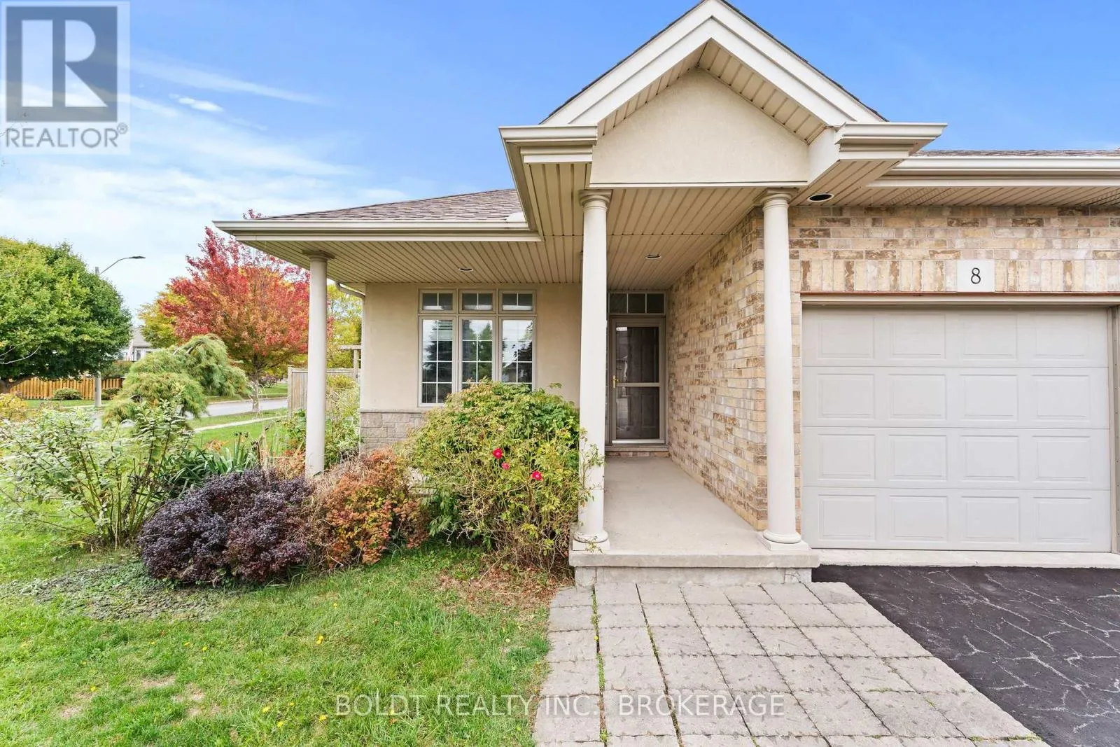 8 WILLOWLANDING COURT