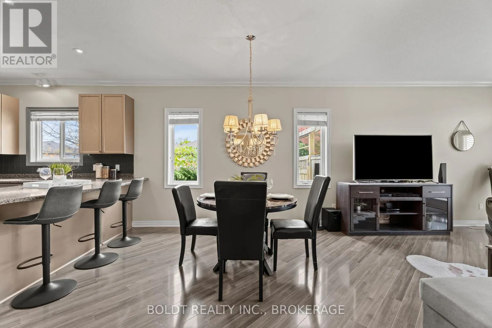 8 WILLOWLANDING COURT