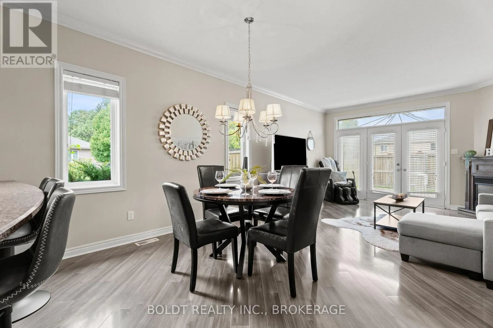 8 WILLOWLANDING COURT