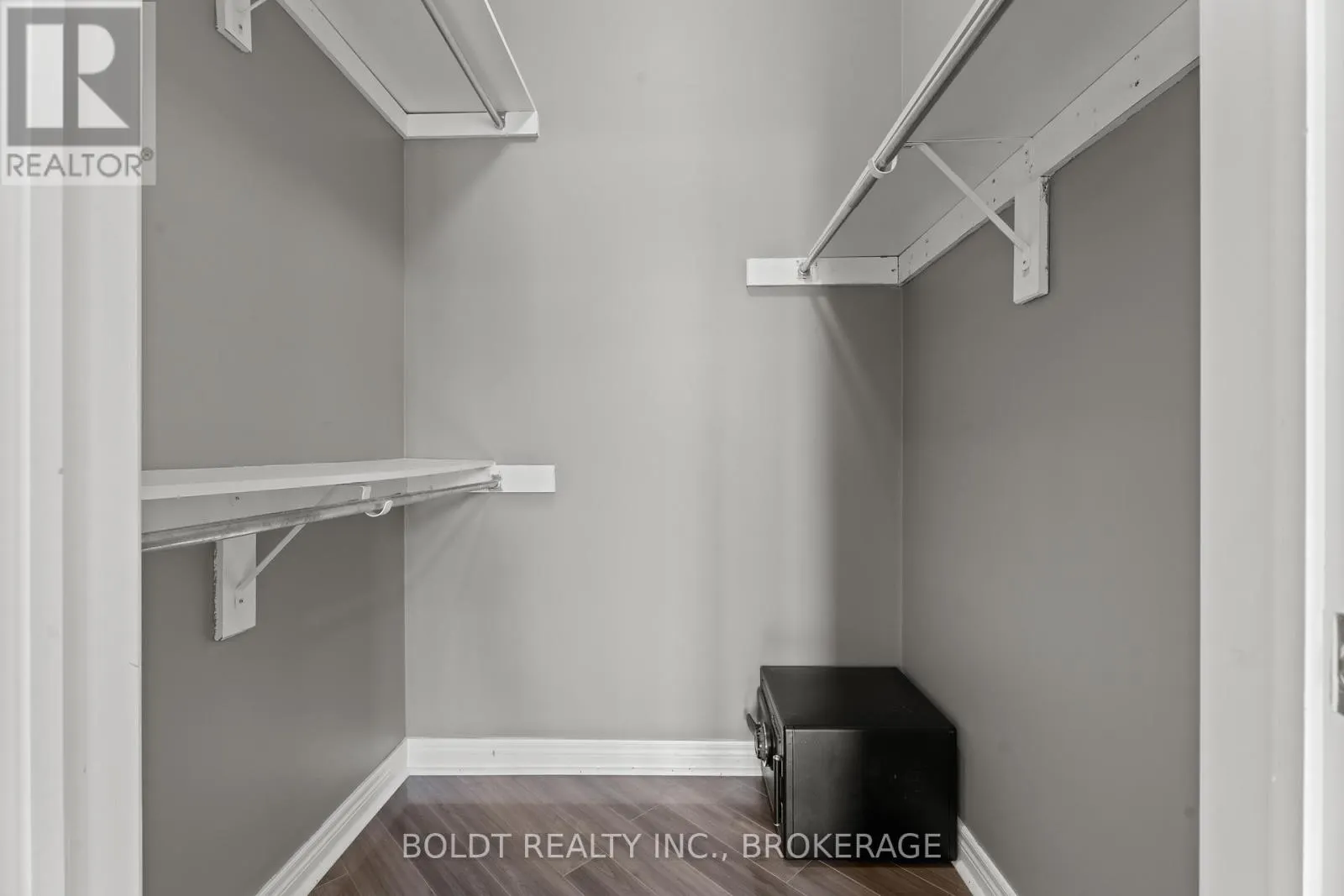 8 WILLOWLANDING COURT