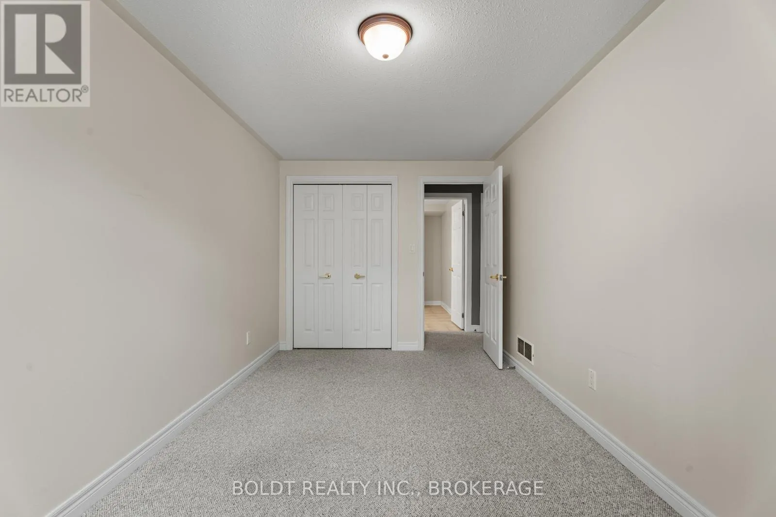 8 WILLOWLANDING COURT