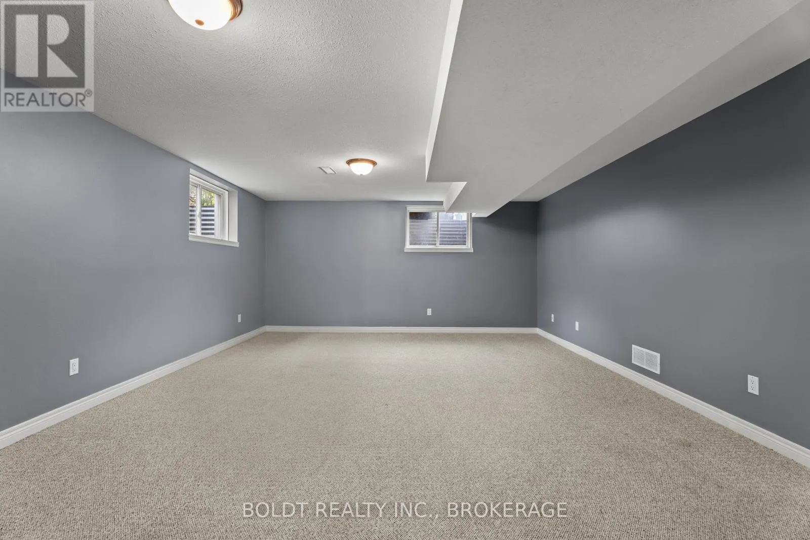 8 WILLOWLANDING COURT