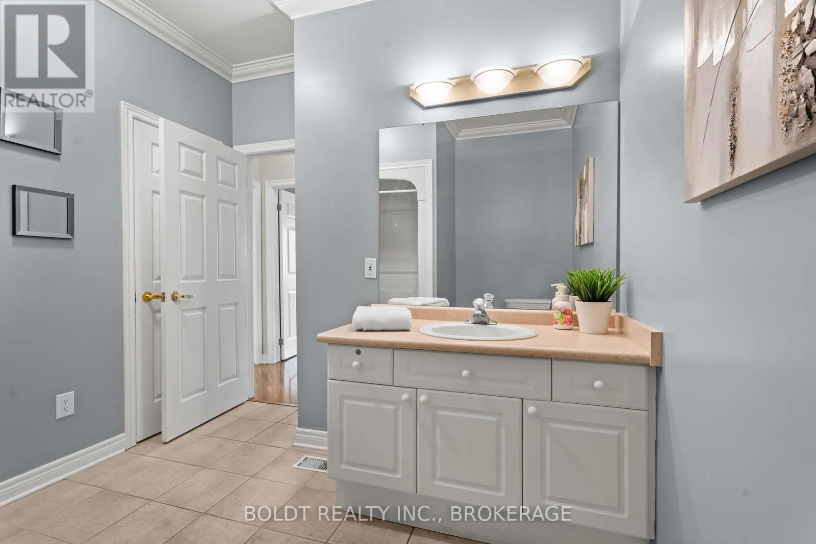 8 WILLOWLANDING COURT