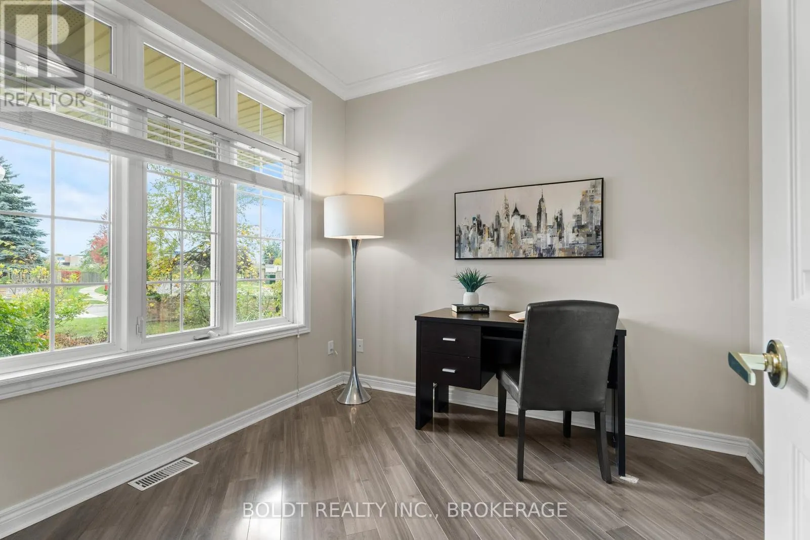 8 WILLOWLANDING COURT