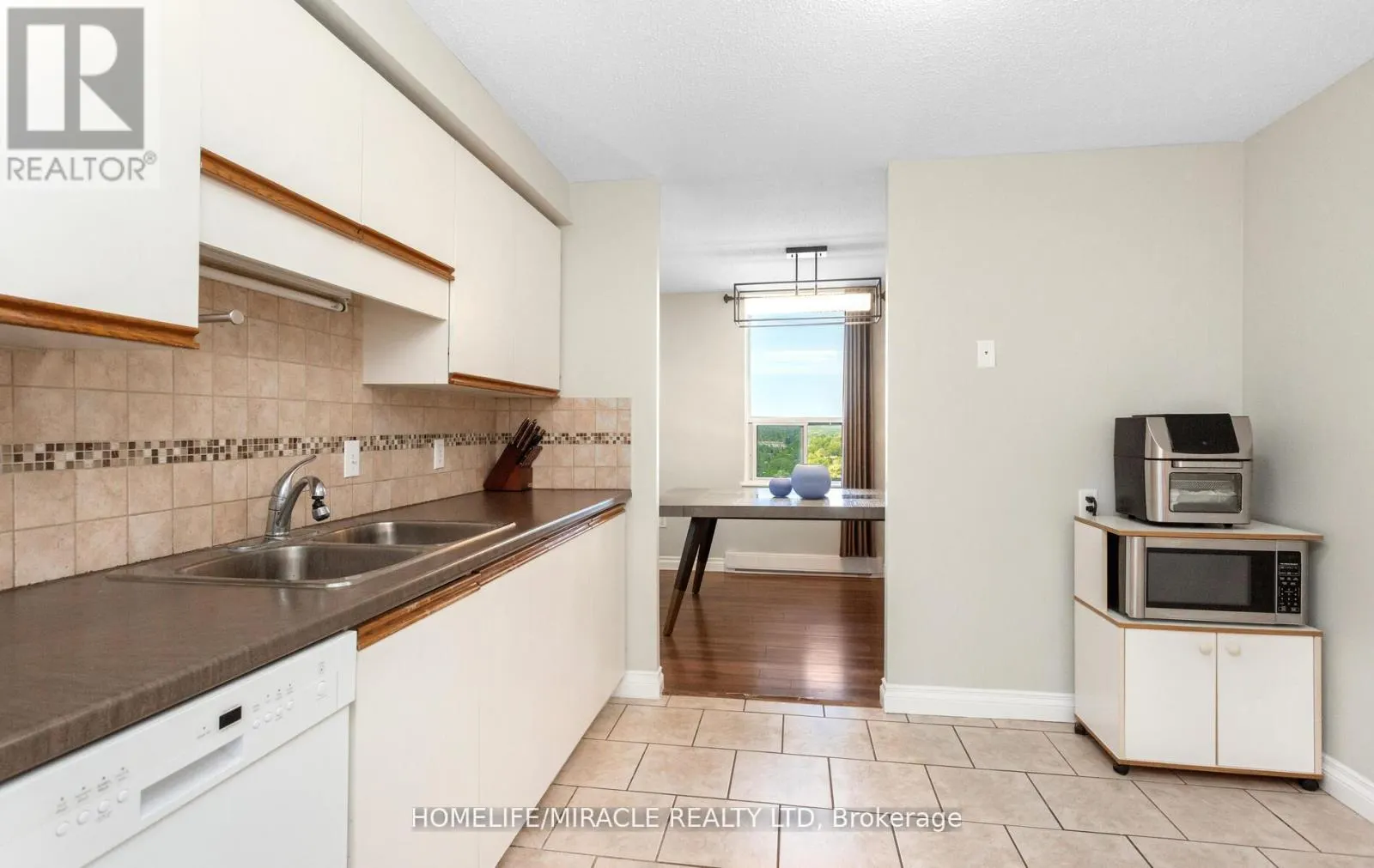 1705 - 35 GREEN VALLEY DRIVE