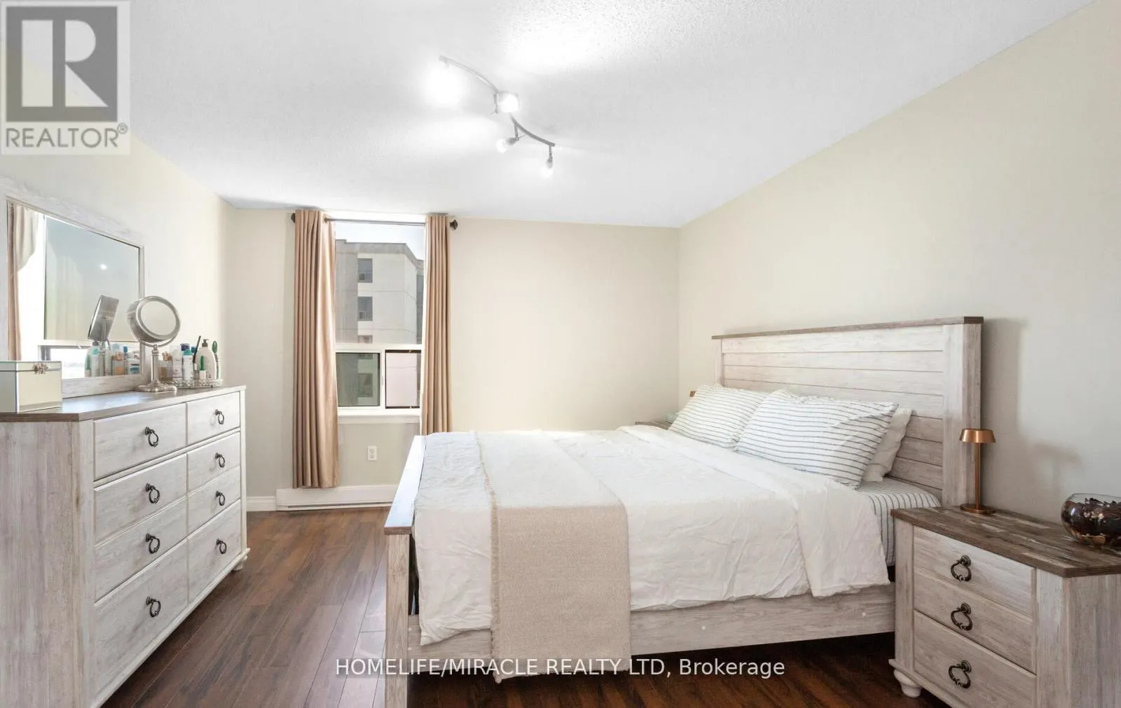 1705 - 35 GREEN VALLEY DRIVE